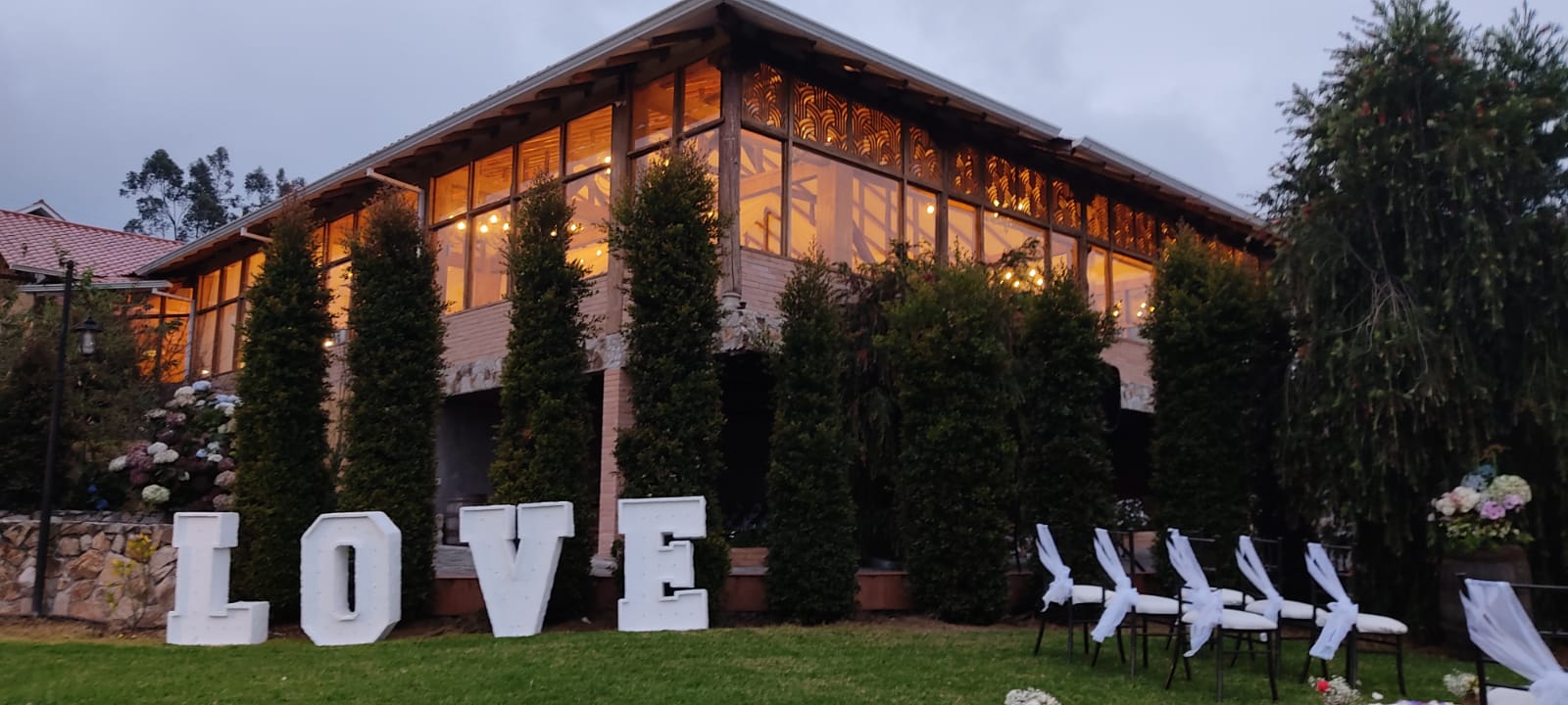 Fachada iluminada de Quinta Margarita con jardines preparados para una boda en Cuenca